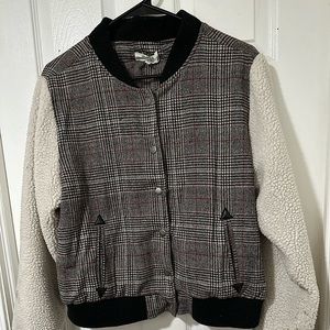 This is a very fashionable jacket with fluffy sleeves, plaid design!